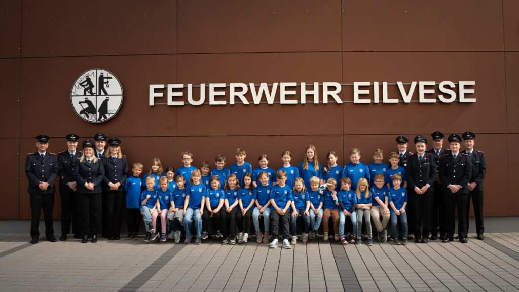 Gruppenfoto der Kinderfeuerwehr Löschbande vor dem Feuerwehrhaus