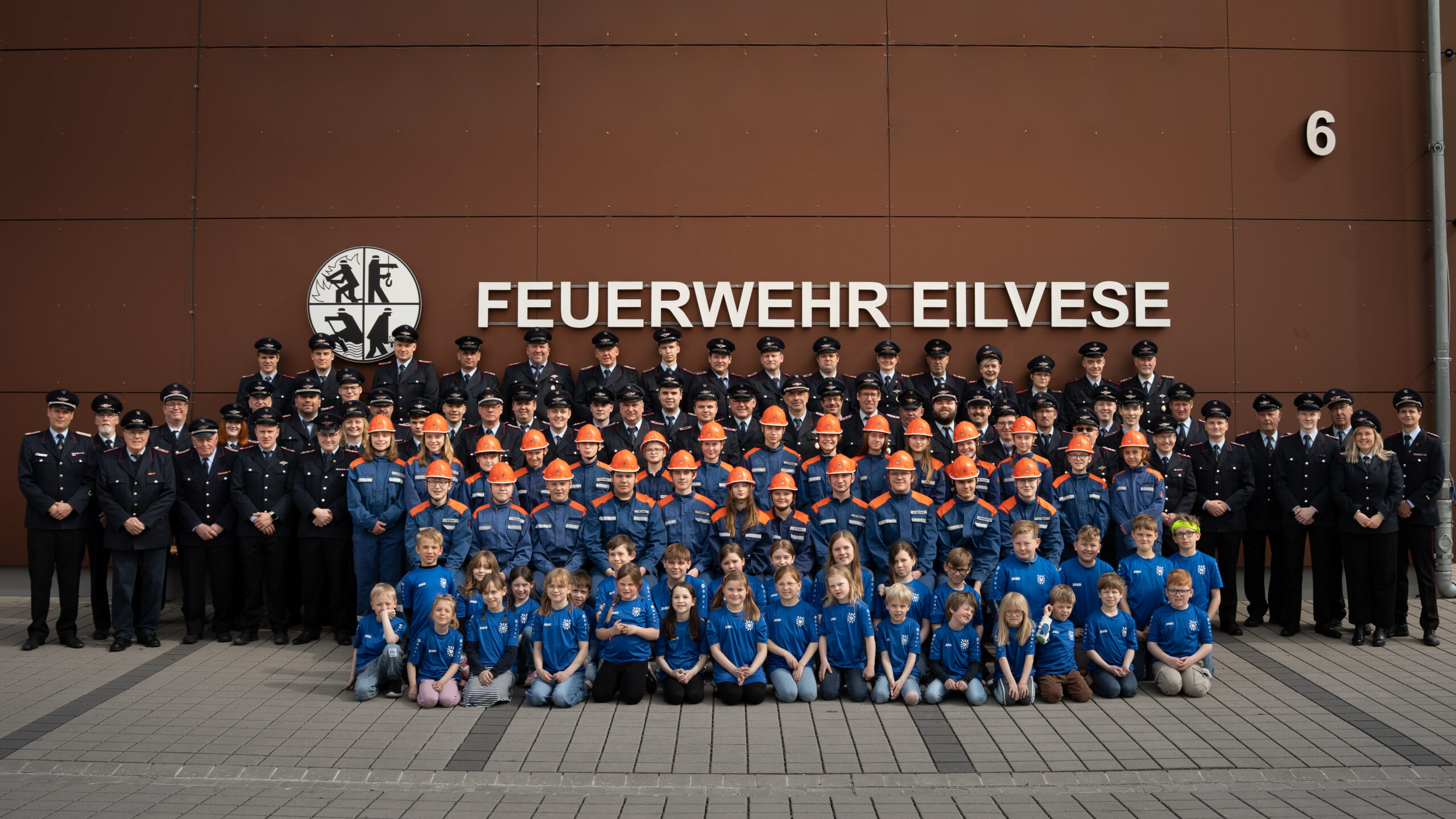 Die Freiwillige Feuerwehr Eilvese mit allen vier Abteilungen vor dem Feuerwehrhaus