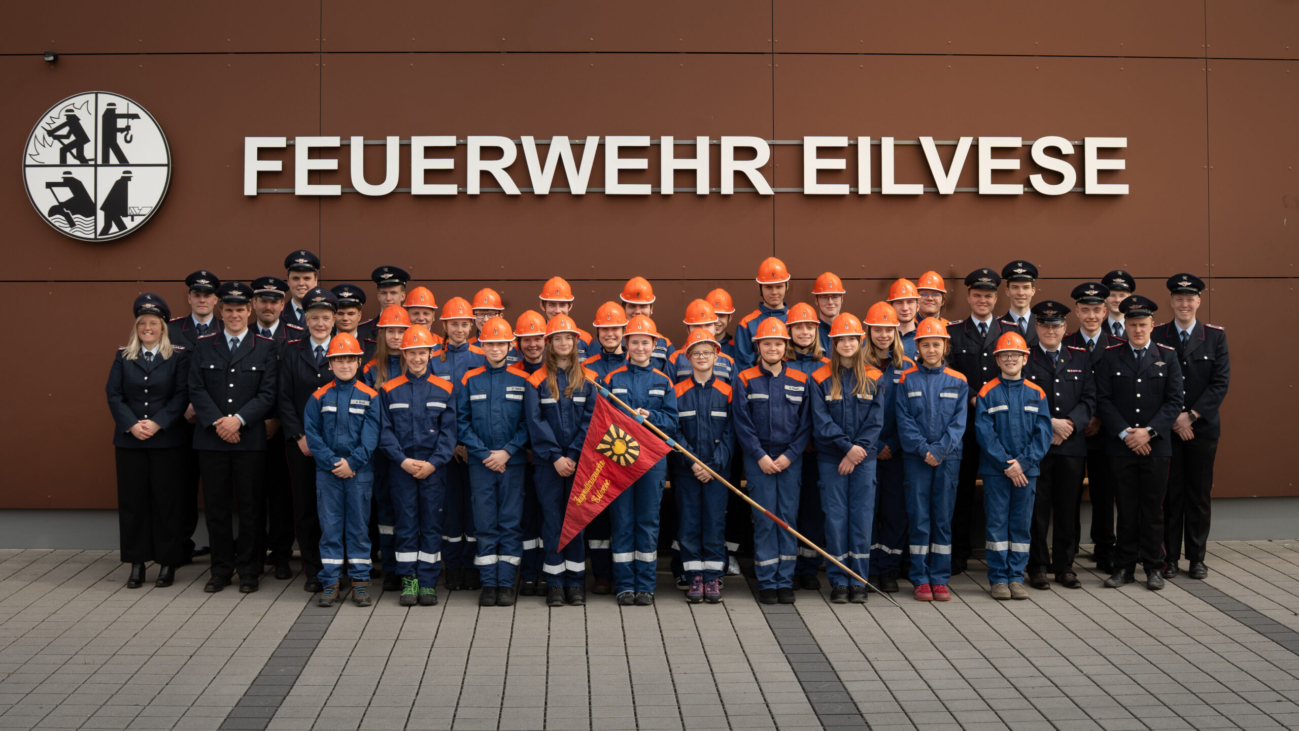 Gruppenfoto der Jugendfeuerwehr Eilvese vor dem Feuerwehrhaus