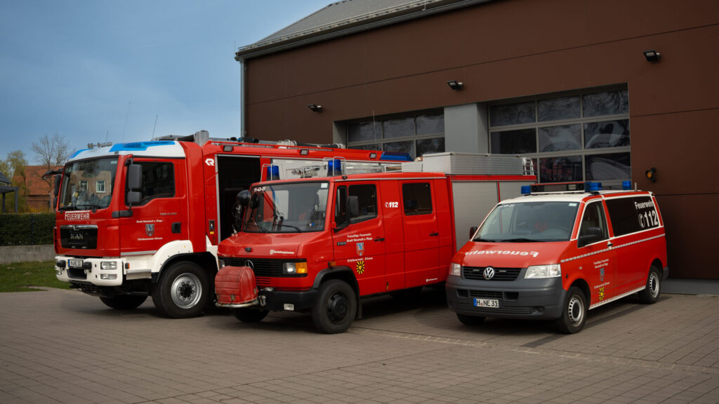 HLF 10, LF 8 und MTW vor dem Gerätehaus der Feuerwehr Eilvese