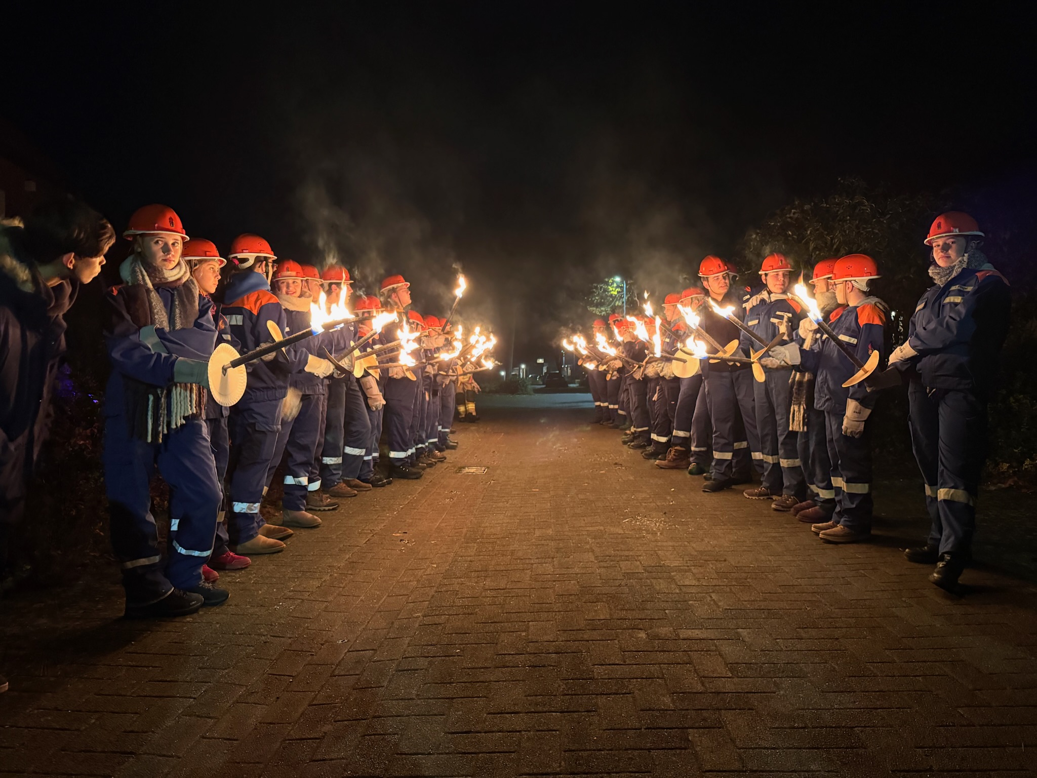 Fackelzug der Jugendfeuerwehr Eilvese bei Nacht