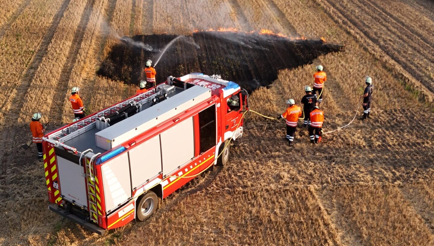 Luftaufnahme eines Flächenbrand-Einsatzes im Feld