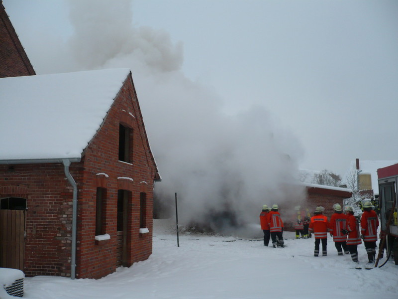 Einsatz der Feuerwehr Eilvese: Brandbekämpfung, 03.01.2010, Bild 2