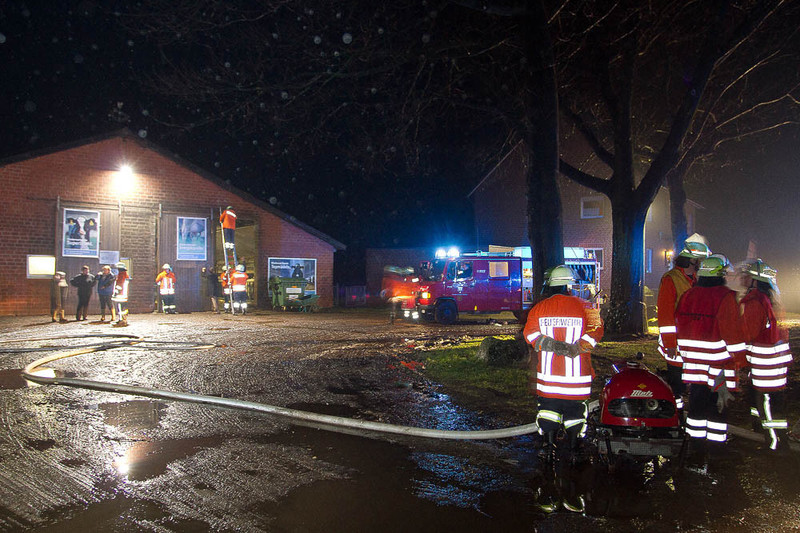Einsatz der Feuerwehr Eilvese: Brandbekämpfung, 01.01.2012, Bild 2