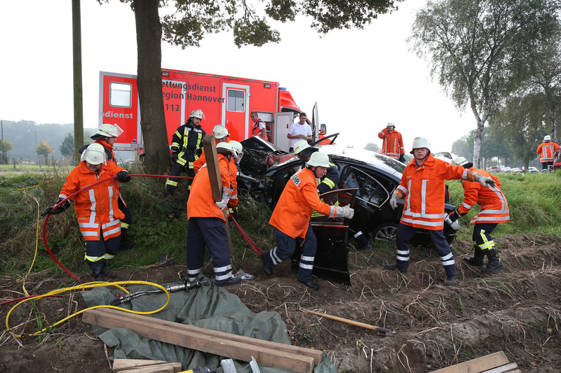 Einsatz der Feuerwehr Eilvese: eingeklemmte Person nach VU, 06.09.2014, Bild 1