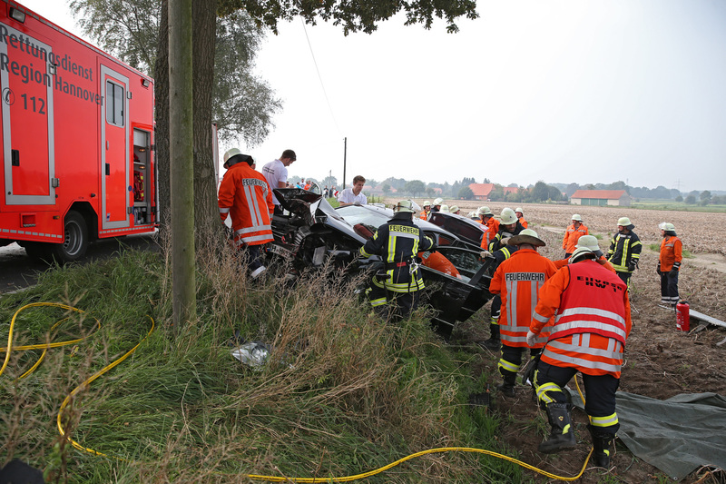 Einsatz der Feuerwehr Eilvese: eingeklemmte Person nach VU, 06.09.2014, Bild 2