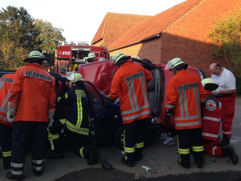 Einsatz der Feuerwehr Eilvese: eingeklemmte Person nach VU, 08.09.2014, Bild 1