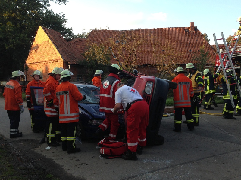 Einsatz der Feuerwehr Eilvese: eingeklemmte Person nach VU, 08.09.2014, Bild 2