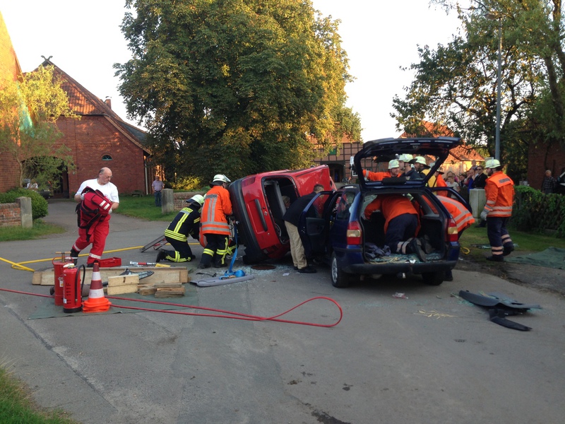 Einsatz der Feuerwehr Eilvese: eingeklemmte Person nach VU, 08.09.2014, Bild 3