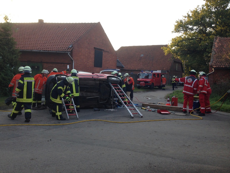 Einsatz der Feuerwehr Eilvese: eingeklemmte Person nach VU, 08.09.2014, Bild 4