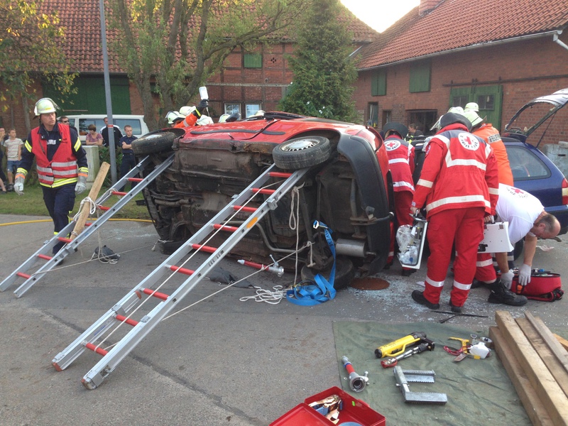 Einsatz der Feuerwehr Eilvese: eingeklemmte Person nach VU, 08.09.2014, Bild 5