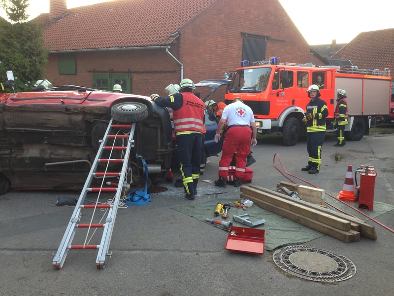 Einsatz der Feuerwehr Eilvese: eingeklemmte Person nach VU, 08.09.2014, Bild 6