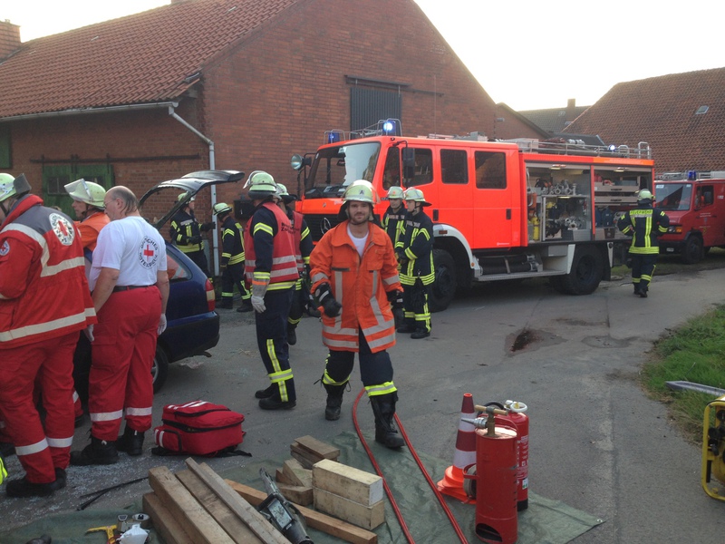 Einsatz der Feuerwehr Eilvese: eingeklemmte Person nach VU, 08.09.2014, Bild 7