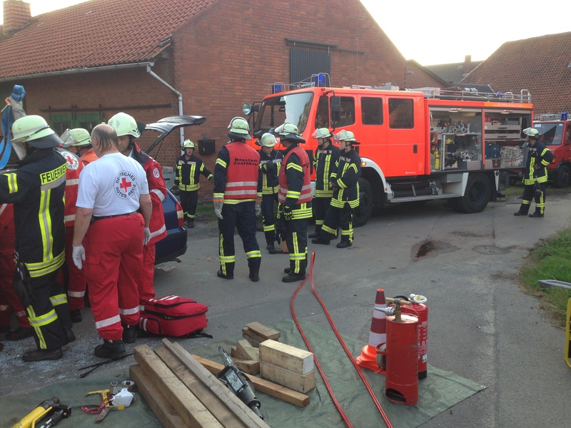 Einsatz der Feuerwehr Eilvese: eingeklemmte Person nach VU, 08.09.2014, Bild 8