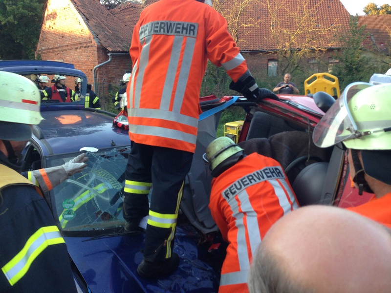 Einsatz der Feuerwehr Eilvese: eingeklemmte Person nach VU, 08.09.2014, Bild 9