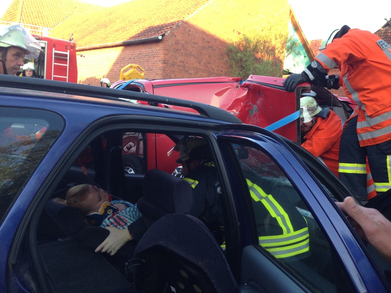 Einsatz der Feuerwehr Eilvese: eingeklemmte Person nach VU, 08.09.2014, Bild 10