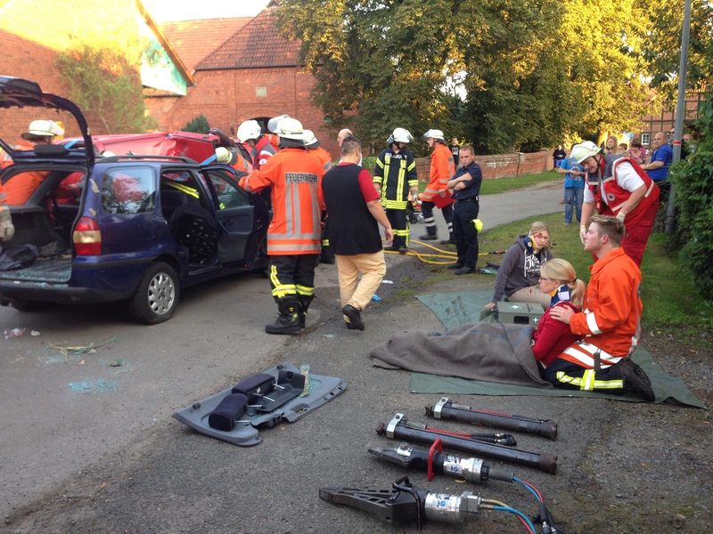 Einsatz der Feuerwehr Eilvese: eingeklemmte Person nach VU, 08.09.2014, Bild 11