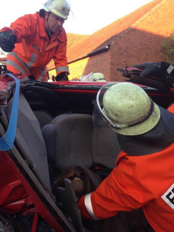 Einsatz der Feuerwehr Eilvese: eingeklemmte Person nach VU, 08.09.2014, Bild 12