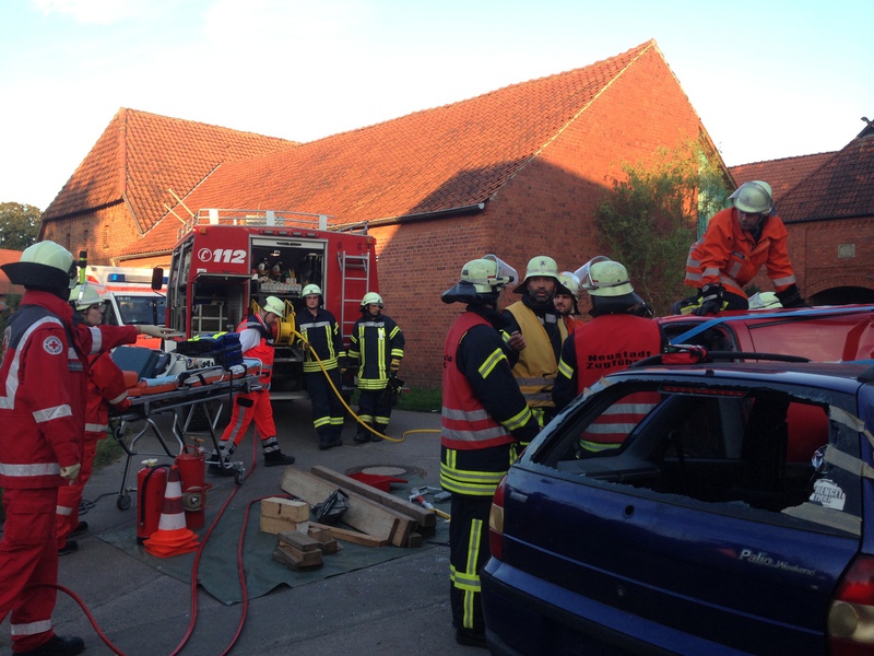 Einsatz der Feuerwehr Eilvese: eingeklemmte Person nach VU, 08.09.2014, Bild 13