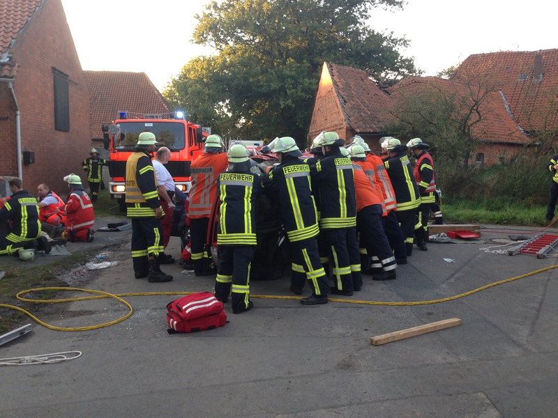 Einsatz der Feuerwehr Eilvese: eingeklemmte Person nach VU, 08.09.2014, Bild 15