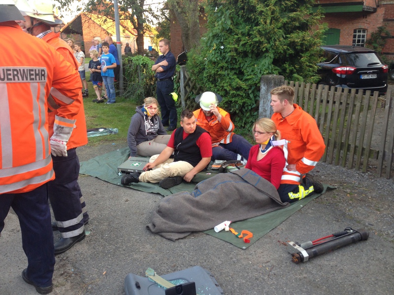 Einsatz der Feuerwehr Eilvese: eingeklemmte Person nach VU, 08.09.2014, Bild 16