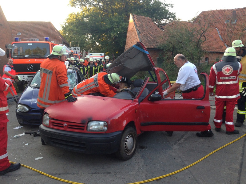 Einsatz der Feuerwehr Eilvese: eingeklemmte Person nach VU, 08.09.2014, Bild 17