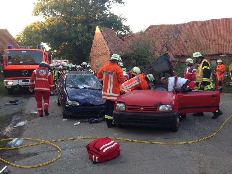 Einsatz der Feuerwehr Eilvese: eingeklemmte Person nach VU, 08.09.2014, Bild 18