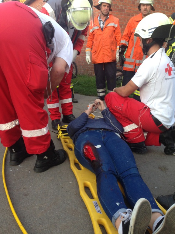 Einsatz der Feuerwehr Eilvese: eingeklemmte Person nach VU, 08.09.2014, Bild 20