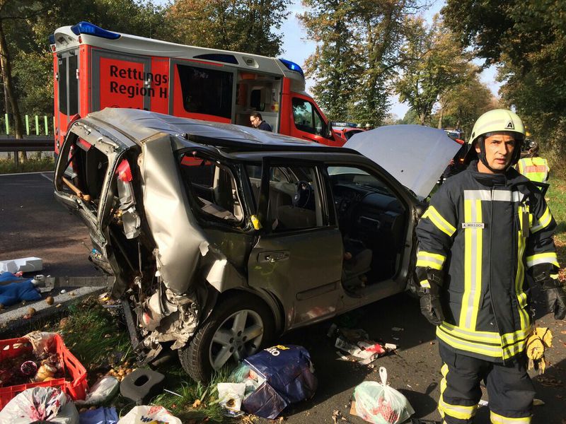 Einsatz der Feuerwehr Eilvese: eingeklemmte Person nach VU, 05.10.2014, Bild 2