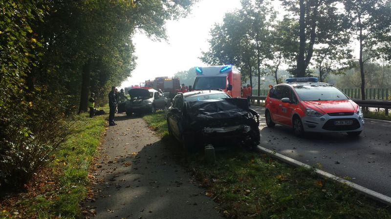 Einsatz der Feuerwehr Eilvese: eingeklemmte Person nach VU, 05.10.2014, Bild 3