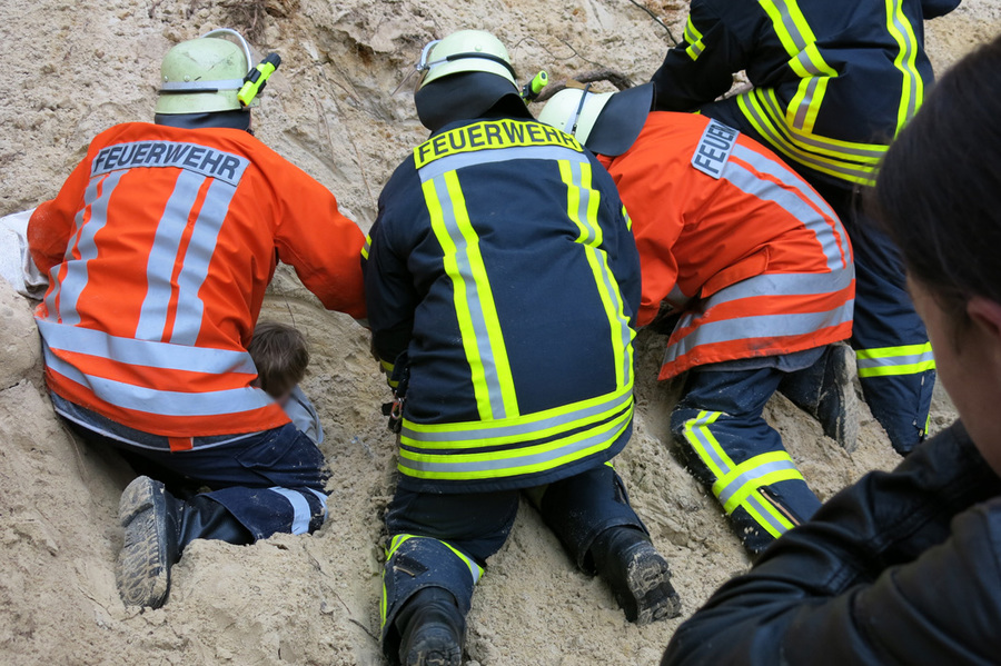 Einsatz der Feuerwehr Eilvese: verschüttete Kinder, ansprechbar, 25.03.2015, Bild 1