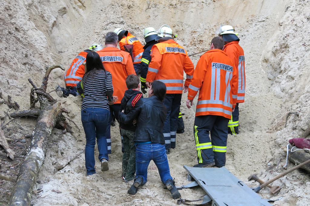Einsatz der Feuerwehr Eilvese: verschüttete Kinder, ansprechbar, 25.03.2015, Bild 2