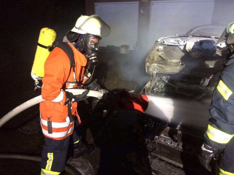 Einsatz der Feuerwehr Eilvese: PKW- Brand, 02.04.2015, Bild 1