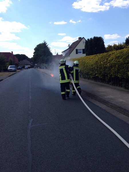 Einsatz der Feuerwehr Eilvese: Brand einer Gasflasche, 11.06.2015, Bild 2