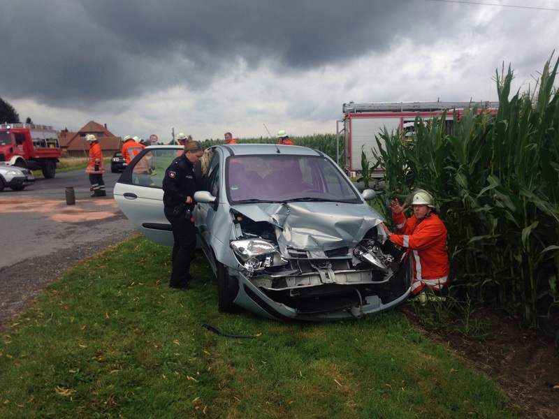 Einsatz der Feuerwehr Eilvese: Verkehrsunfall, auslaufende Betriebsstoffe, 27.07.2015, Bild 2