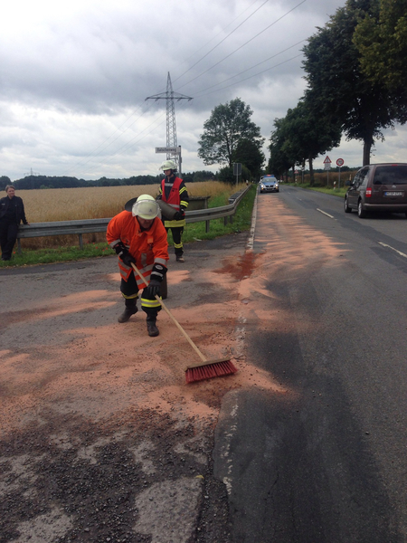 Einsatz der Feuerwehr Eilvese: Verkehrsunfall, auslaufende Betriebsstoffe, 27.07.2015, Bild 3