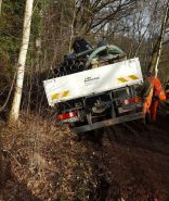 Einsatz der Feuerwehr Eilvese: LKW im Graben droht umzukippen, 22.03.2017, Bild 1