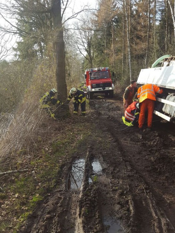 Einsatz der Feuerwehr Eilvese: LKW im Graben droht umzukippen, 22.03.2017, Bild 2