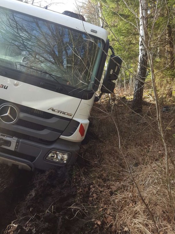 Einsatz der Feuerwehr Eilvese: LKW im Graben droht umzukippen, 22.03.2017, Bild 4