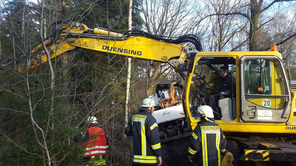 Einsatz der Feuerwehr Eilvese: LKW im Graben droht umzukippen, 22.03.2017, Bild 6