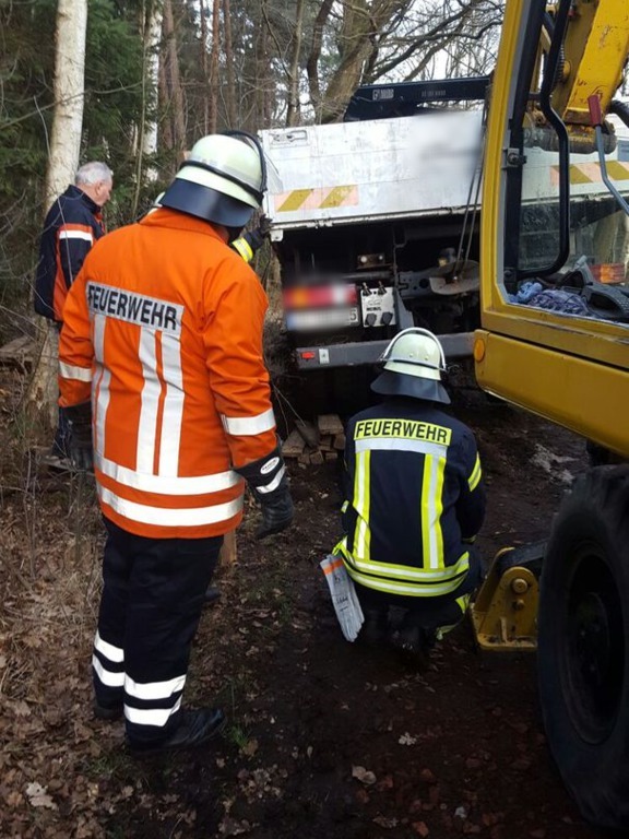 Einsatz der Feuerwehr Eilvese: LKW im Graben droht umzukippen, 22.03.2017, Bild 7