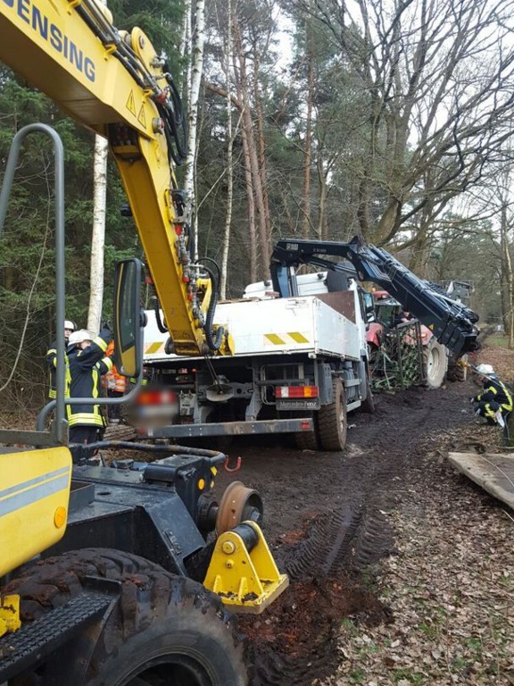 Einsatz der Feuerwehr Eilvese: LKW im Graben droht umzukippen, 22.03.2017, Bild 8