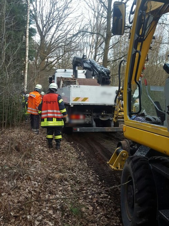 Einsatz der Feuerwehr Eilvese: LKW im Graben droht umzukippen, 22.03.2017, Bild 9