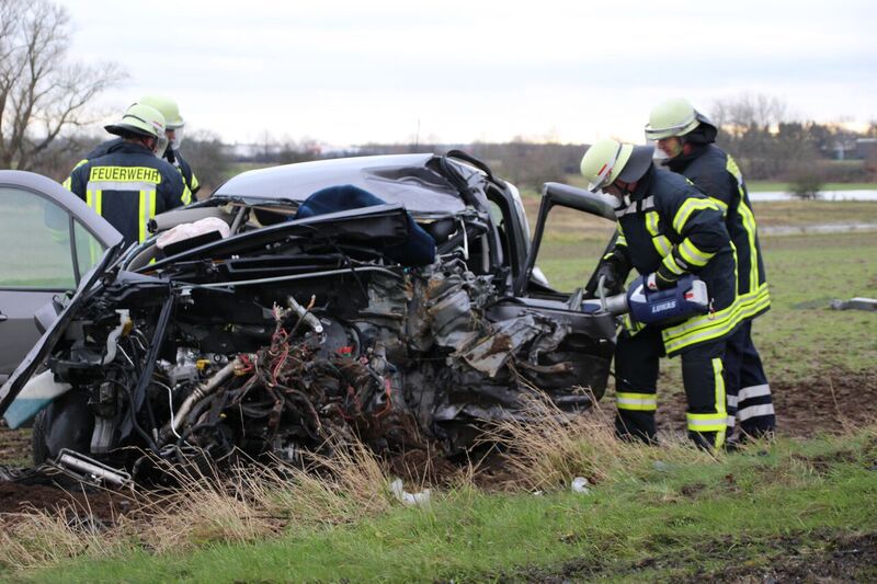 Einsatz der Feuerwehr Eilvese: VU: Zwei PKW frontal, 02.02.2018, Bild 3