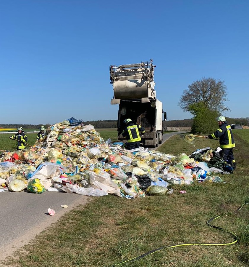Einsatz der Feuerwehr Eilvese: Nachlöscharbeiten Müllfahrzeug, 22.04.2020, Bild 1