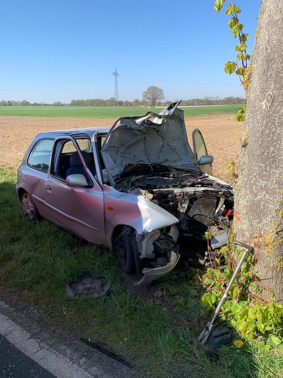 Einsatz der Feuerwehr Eilvese: Auto gegen Baum, 23.04.2020, Bild 1