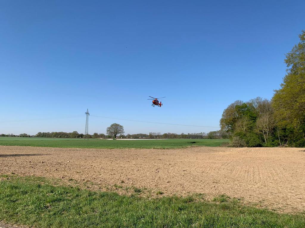 Einsatz der Feuerwehr Eilvese: Auto gegen Baum, 23.04.2020, Bild 2