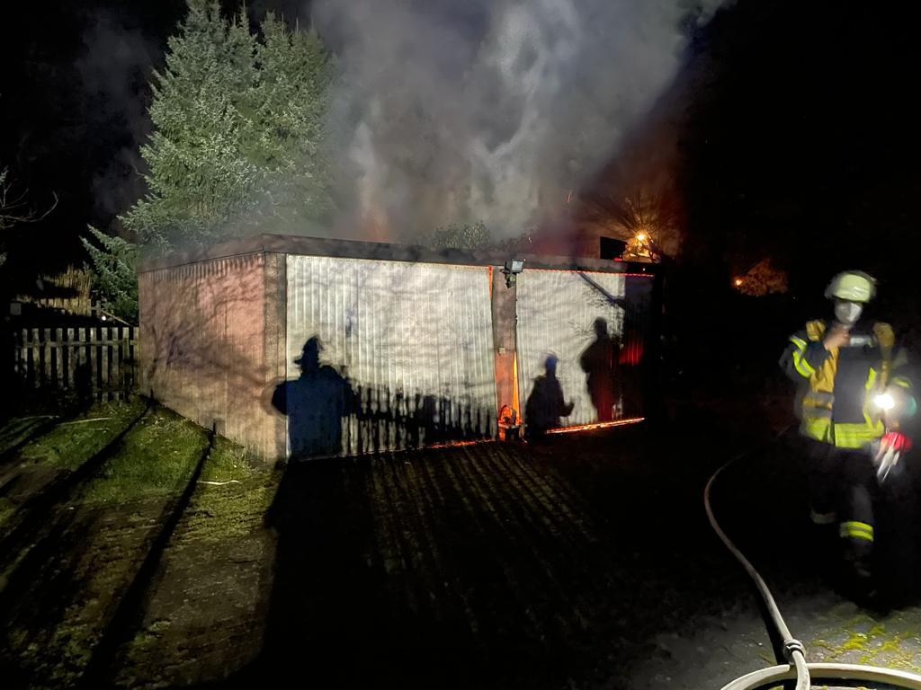 Einsatz der Feuerwehr Eilvese: Brennende Garage mit PKW, 14.03.2021, Bild 1