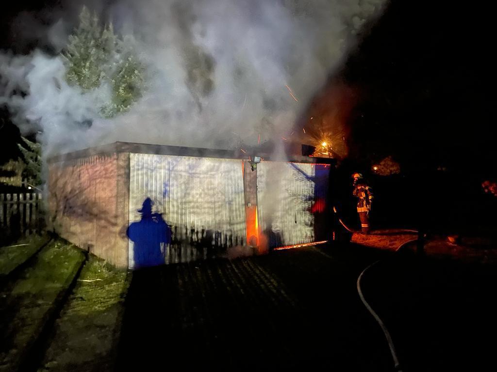 Einsatz der Feuerwehr Eilvese: Brennende Garage mit PKW, 14.03.2021, Bild 2