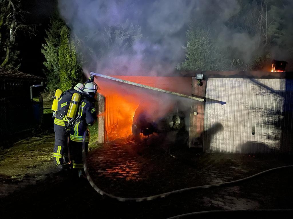 Einsatz der Feuerwehr Eilvese: Brennende Garage mit PKW, 14.03.2021, Bild 3